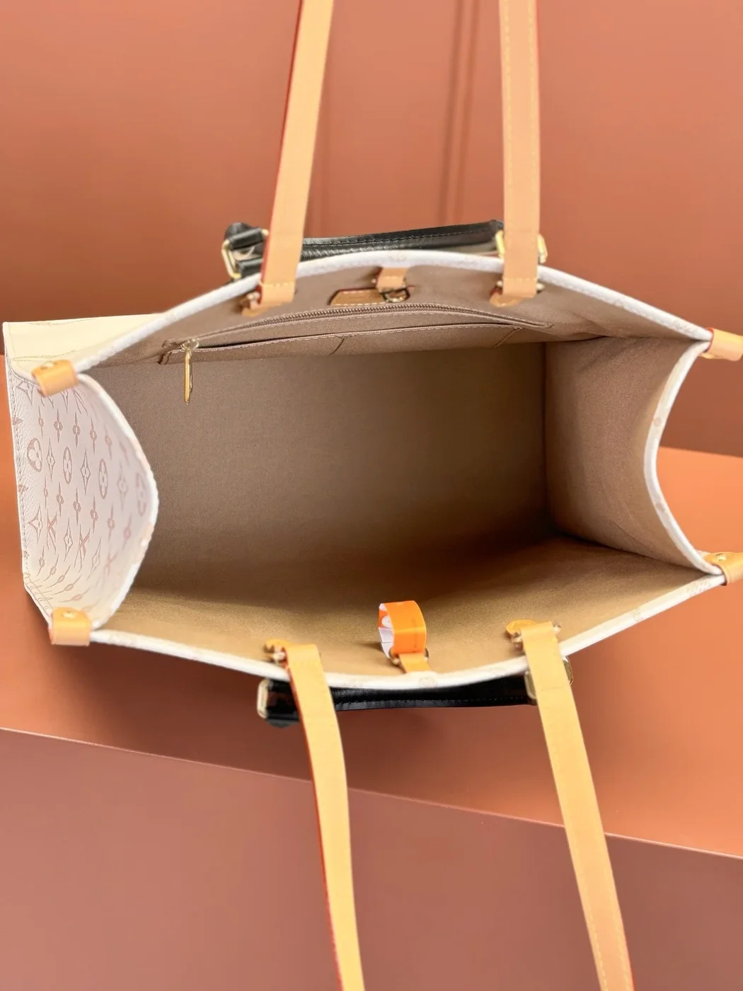 Louis Vuitton Monogram Dune Giant OnTheGo MM tote bag product view 4
