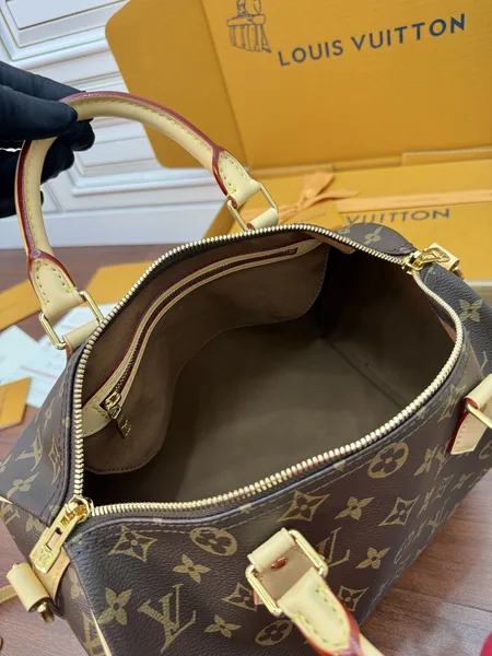 Louis Vuitton Speedy Bandoulière 25 Handbag in Monogram product view 4