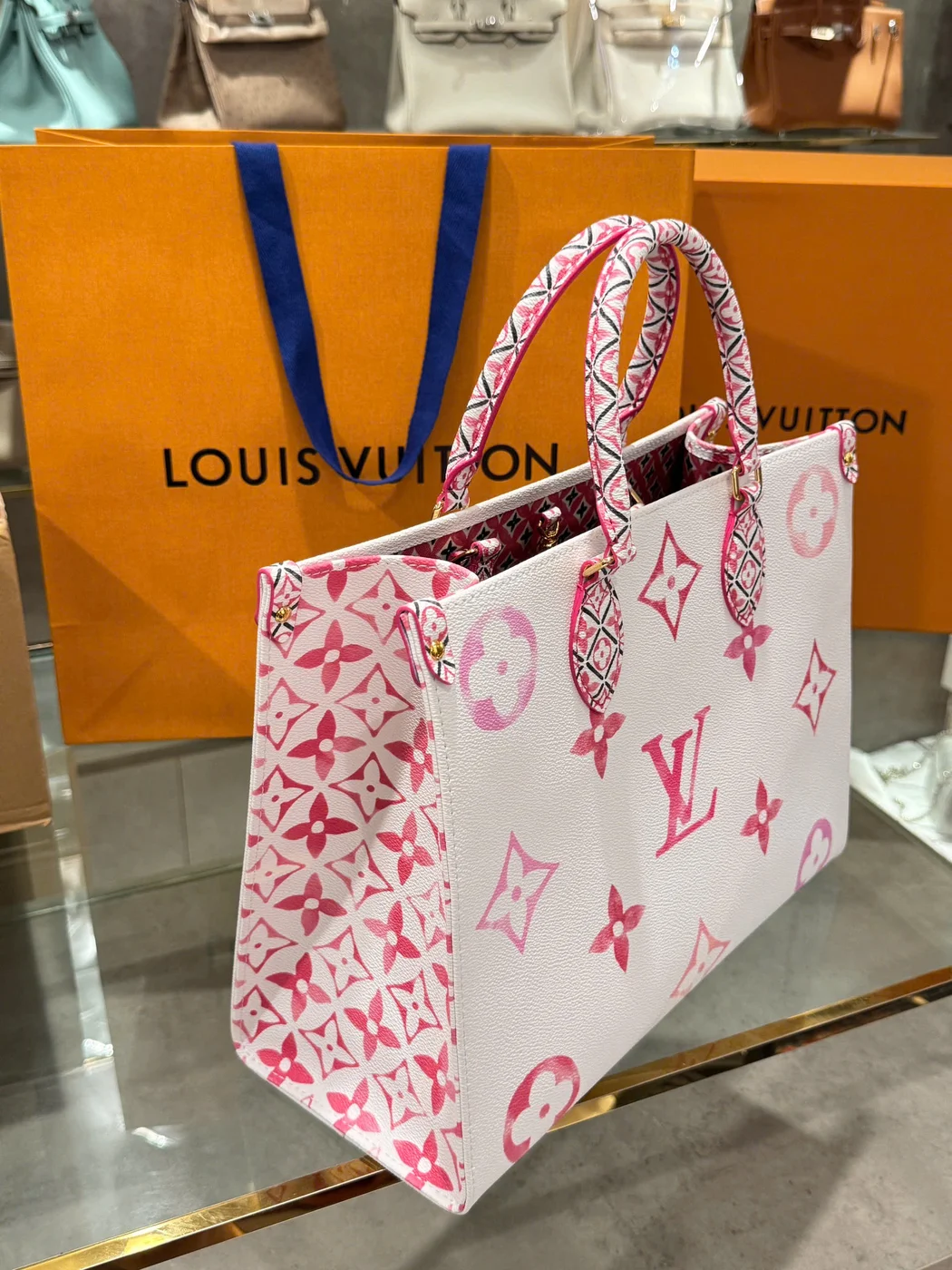 Louis Vuitton Onthego Monogram Pattern 35 cm Bag product view 3