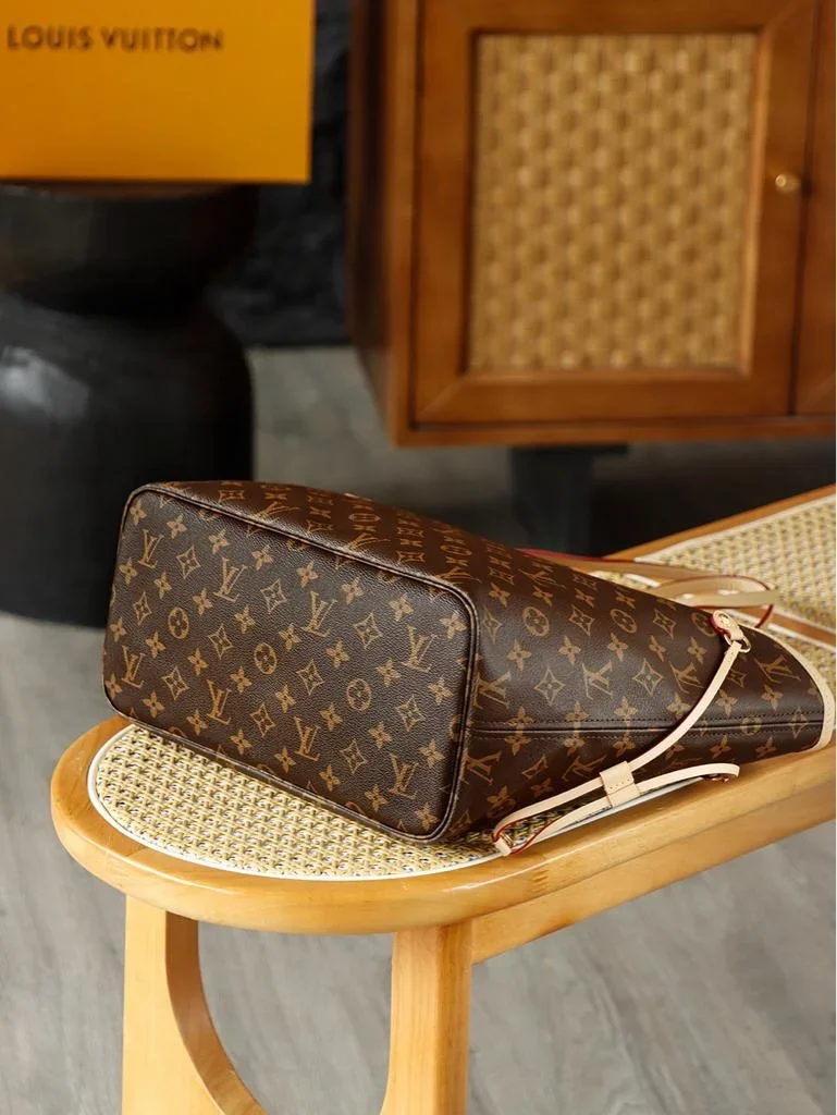 Louis Vuitton Neverfull tote product view 8