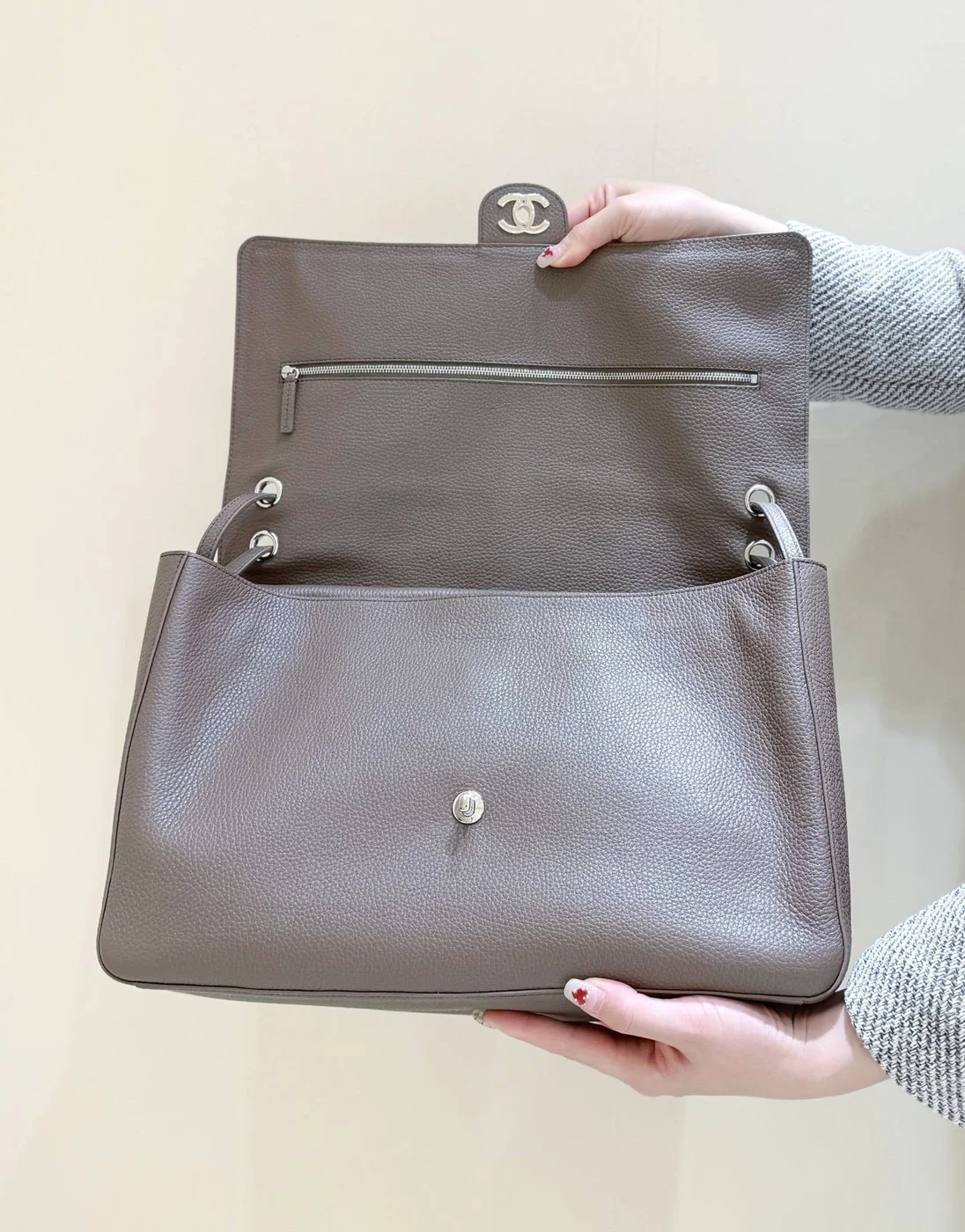 Chanel Maxi Flap bag in Taupe Grained Calfskin SS26 Collection product view 5