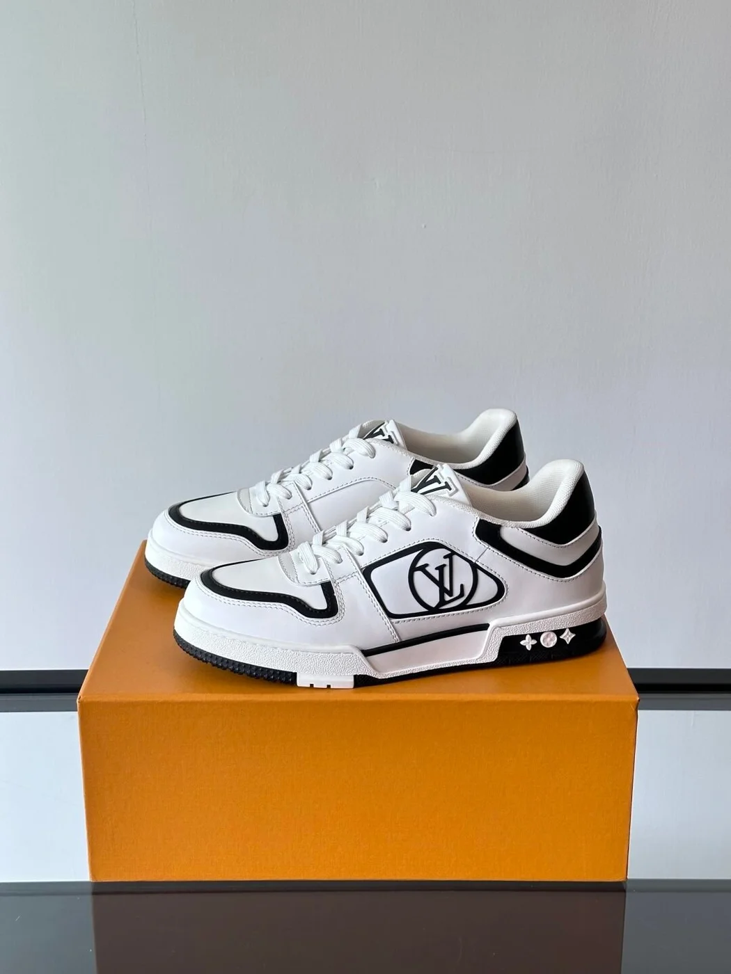 Louis Vuitton Men White Black Leather Sneakers product view 3