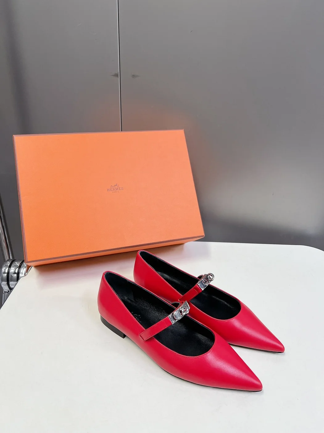 Hermès Women Red Leather Pointed Toe Flats product view 3