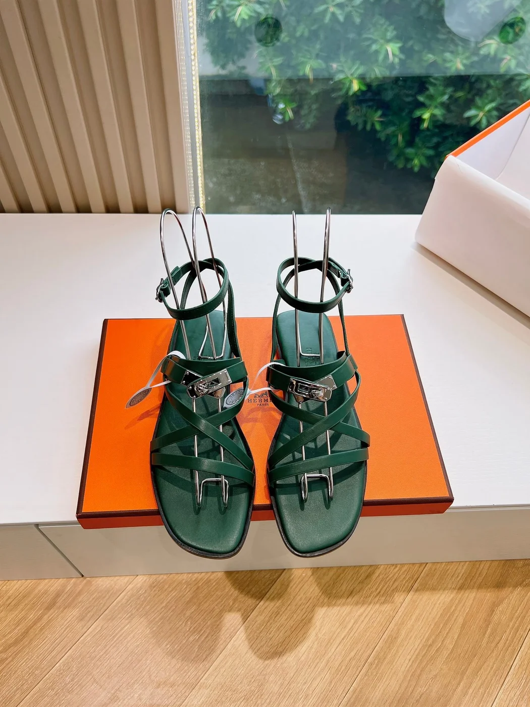 Hermès Women Green Leather Strappy Sandals product view 1
