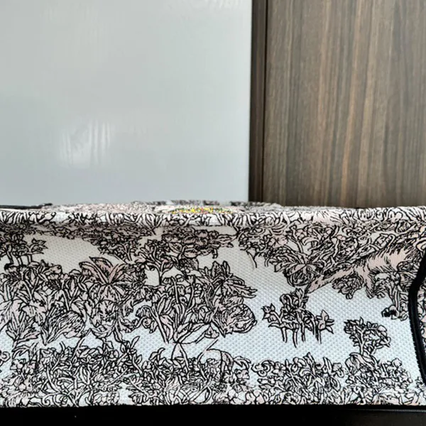 Dior Medium Dior Book Tote product view 2