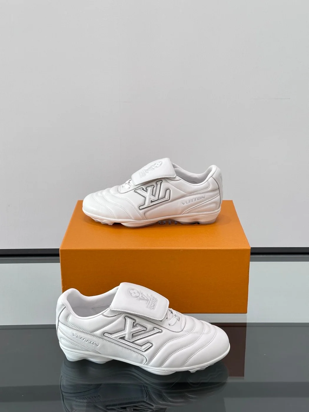 Louis Vuitton Men White Leather Sneakers product view 4