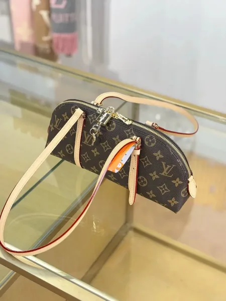 Louis Vuitton Squire East West bag Monogram product view 6