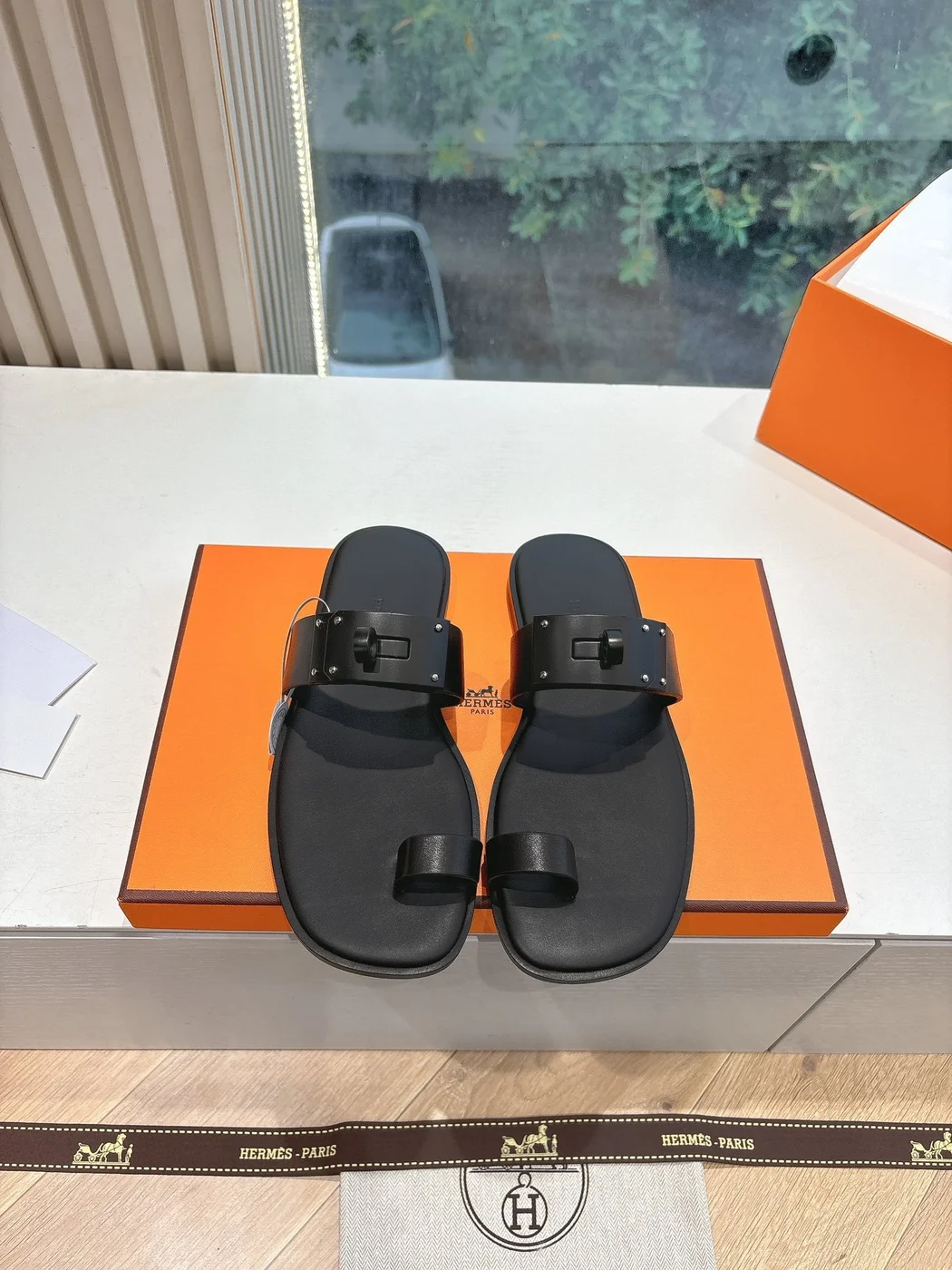 Hermès Women Black Leather Toe Loop Mules product view 1
