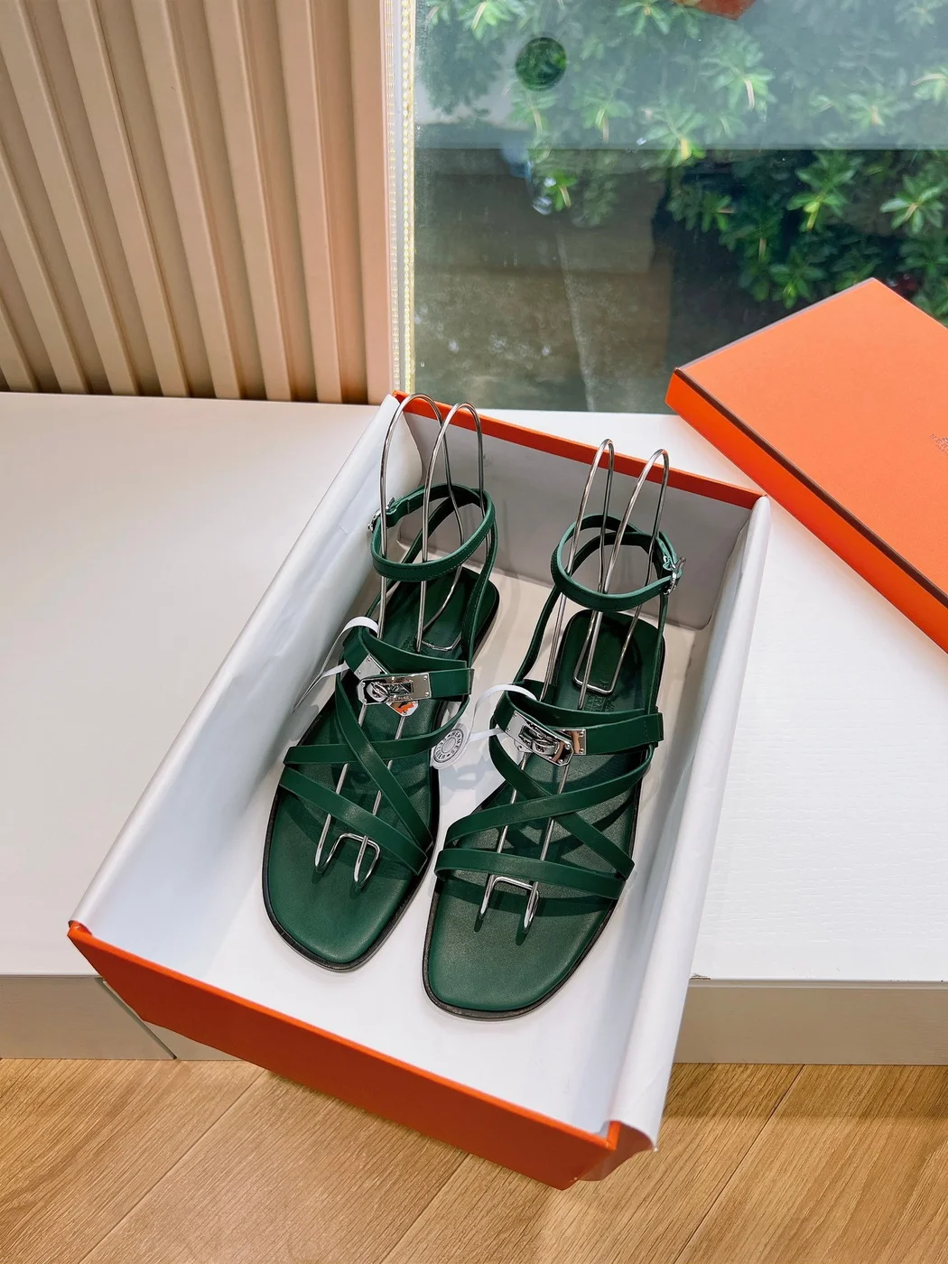 Hermès Women Green Leather Strappy Sandals product view 3