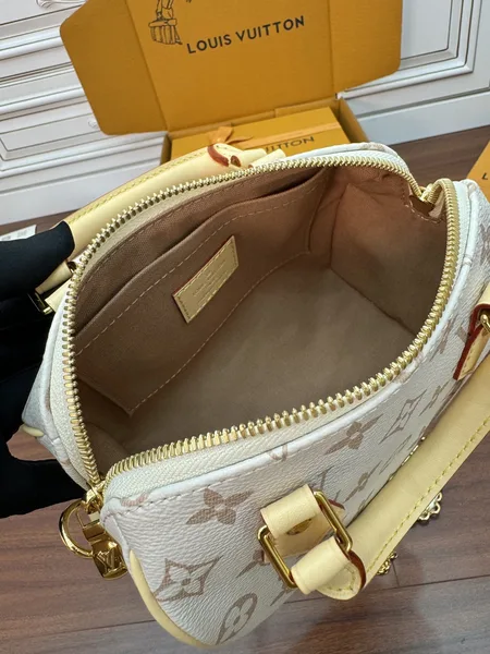 Louis Vuitton Speedy Bandoulière 20 handbag (M24474) product view 4