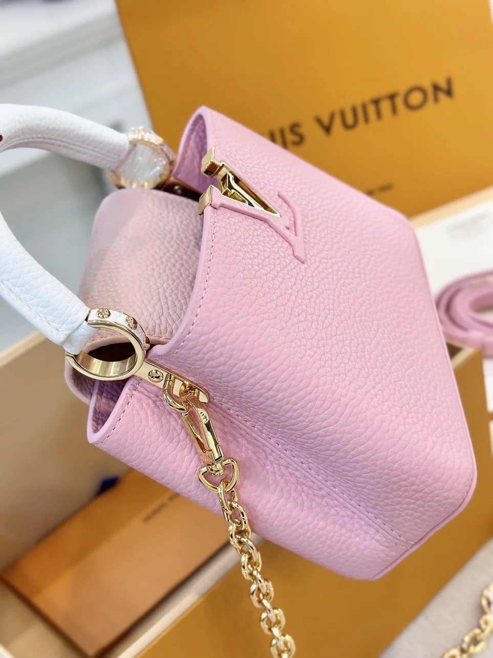 Louis Vuitton Capucines Handbags Pink Lock Gold 21 cm product view 4