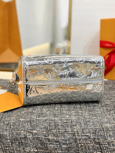 Louis Vuitton Speedy Bandoulière 20 bag product view 3