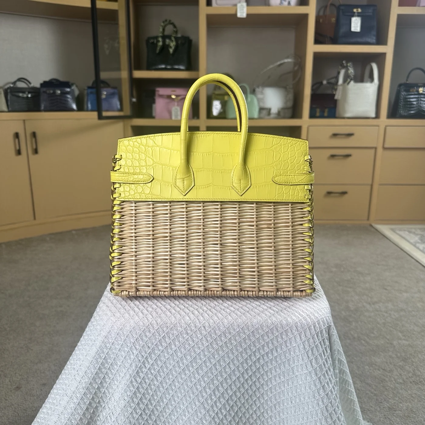 Hermès Birkin 25 cm Amber Yellow Crocodile Leather Bag product view 2