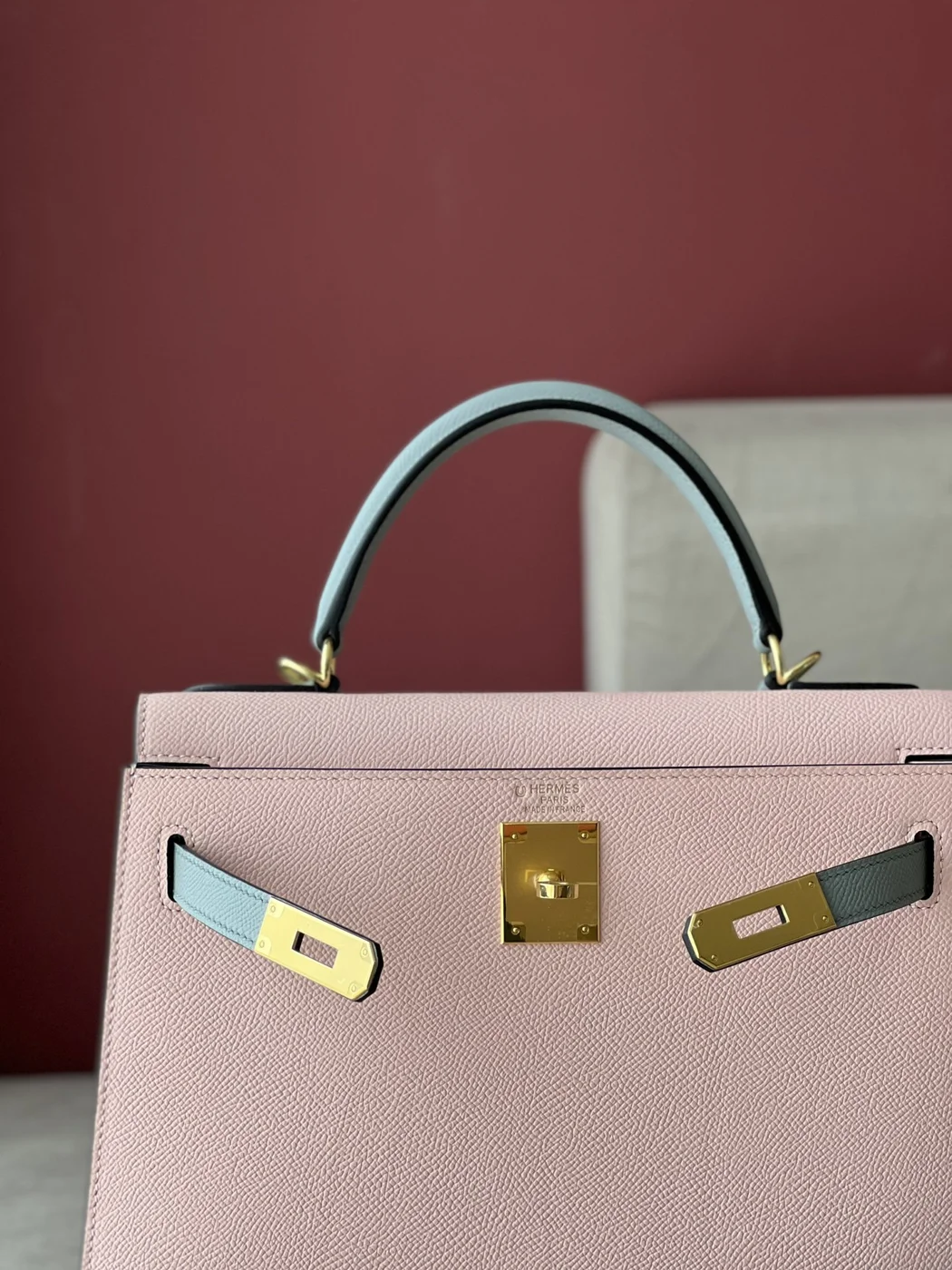 Hermès Kelly 25 Rose Sakura  Gris Perle Chèvre Epsom Leather Gold Hardware Bag product view 3