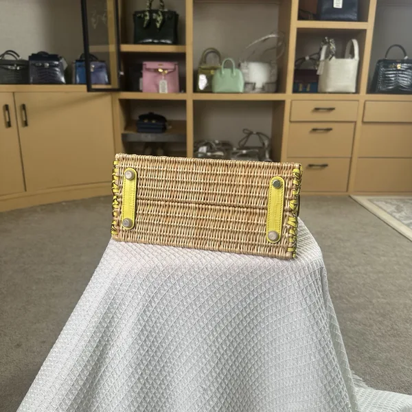 Hermès Birkin 25 cm Amber Yellow Crocodile Leather Bag product view 4