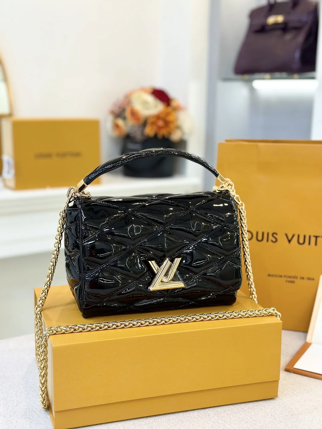 Louis Vuitton Twist Women’s Handbag Glossy Black 23 cm product view 4