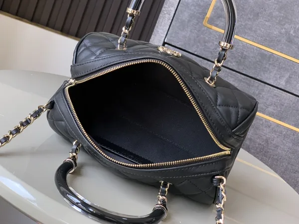 Chanel Matelasse Black Shoulder Bag Leather product view 6