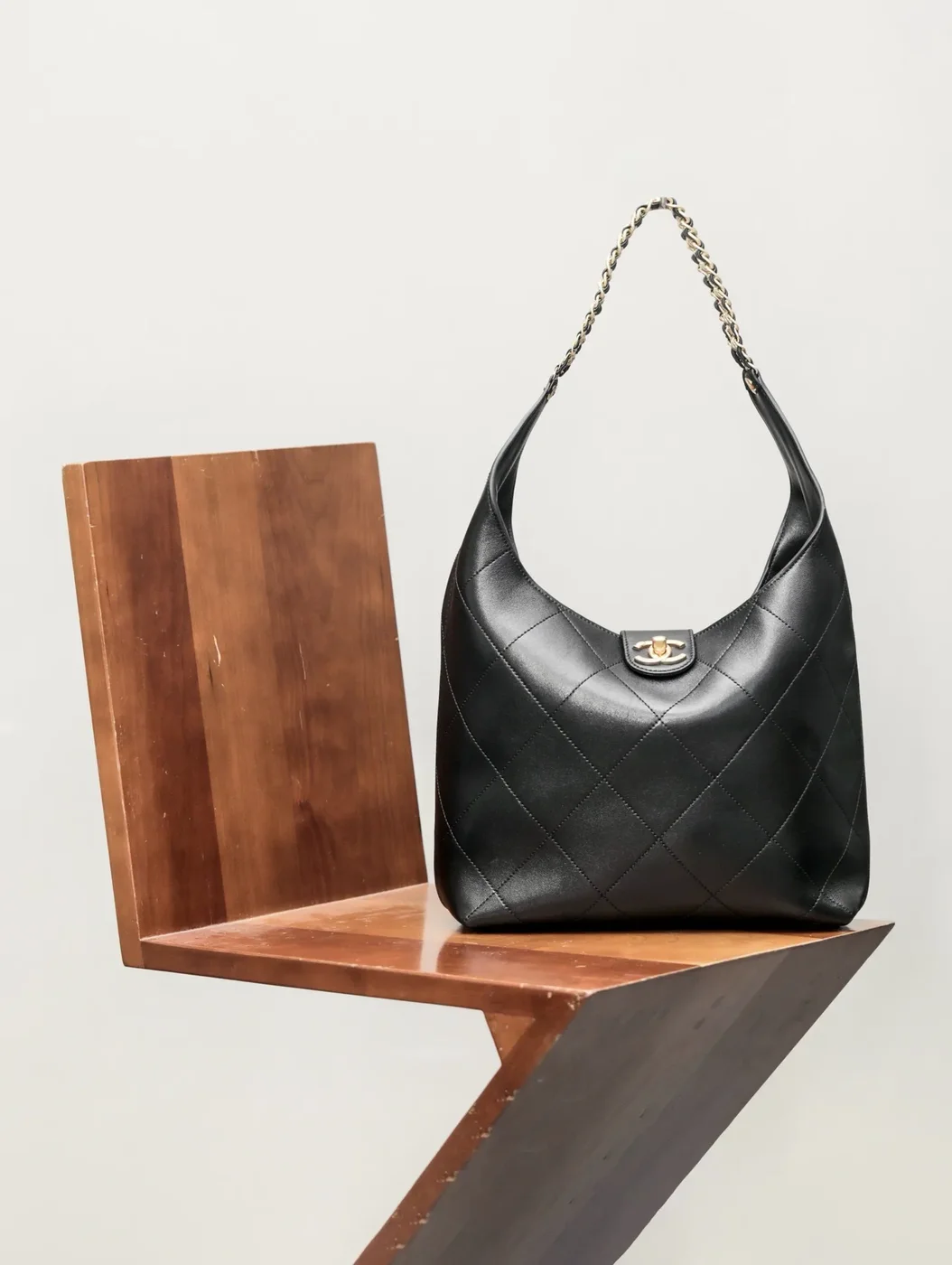 Chanel 25P Hobo bag in black lambskin product view 2