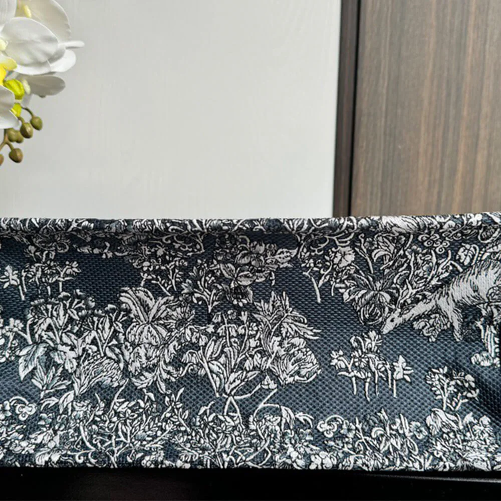 Dior Medium Dior Book Tote product view 4
