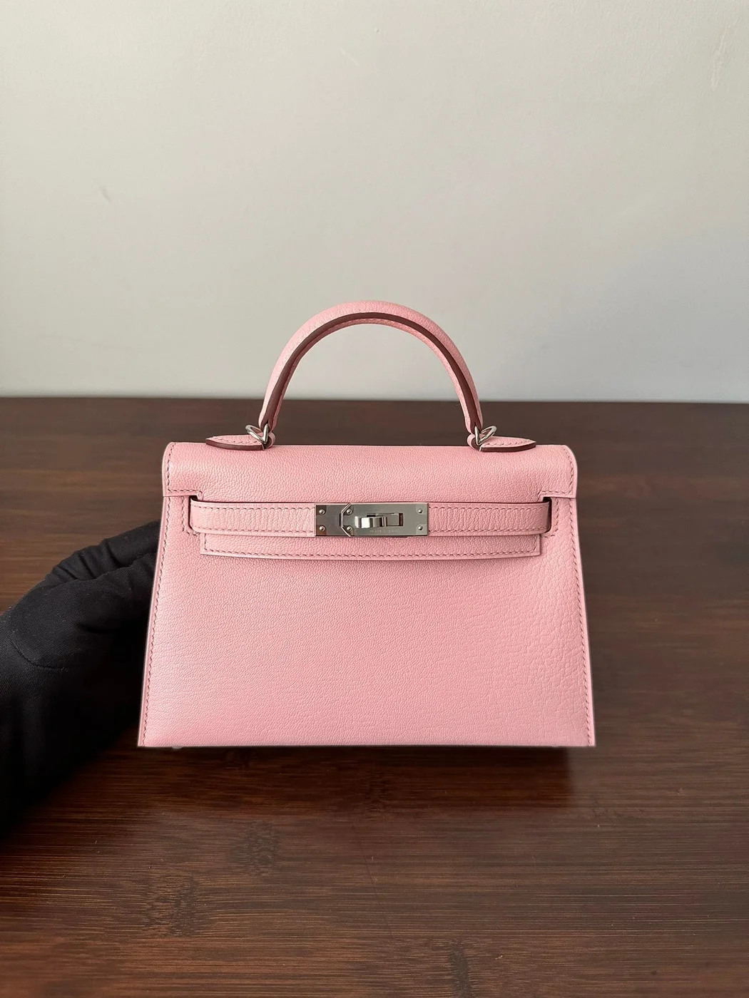 Hermès Mini Kelly 20 bag in Rose Sakura leather with silver hardware product view 7
