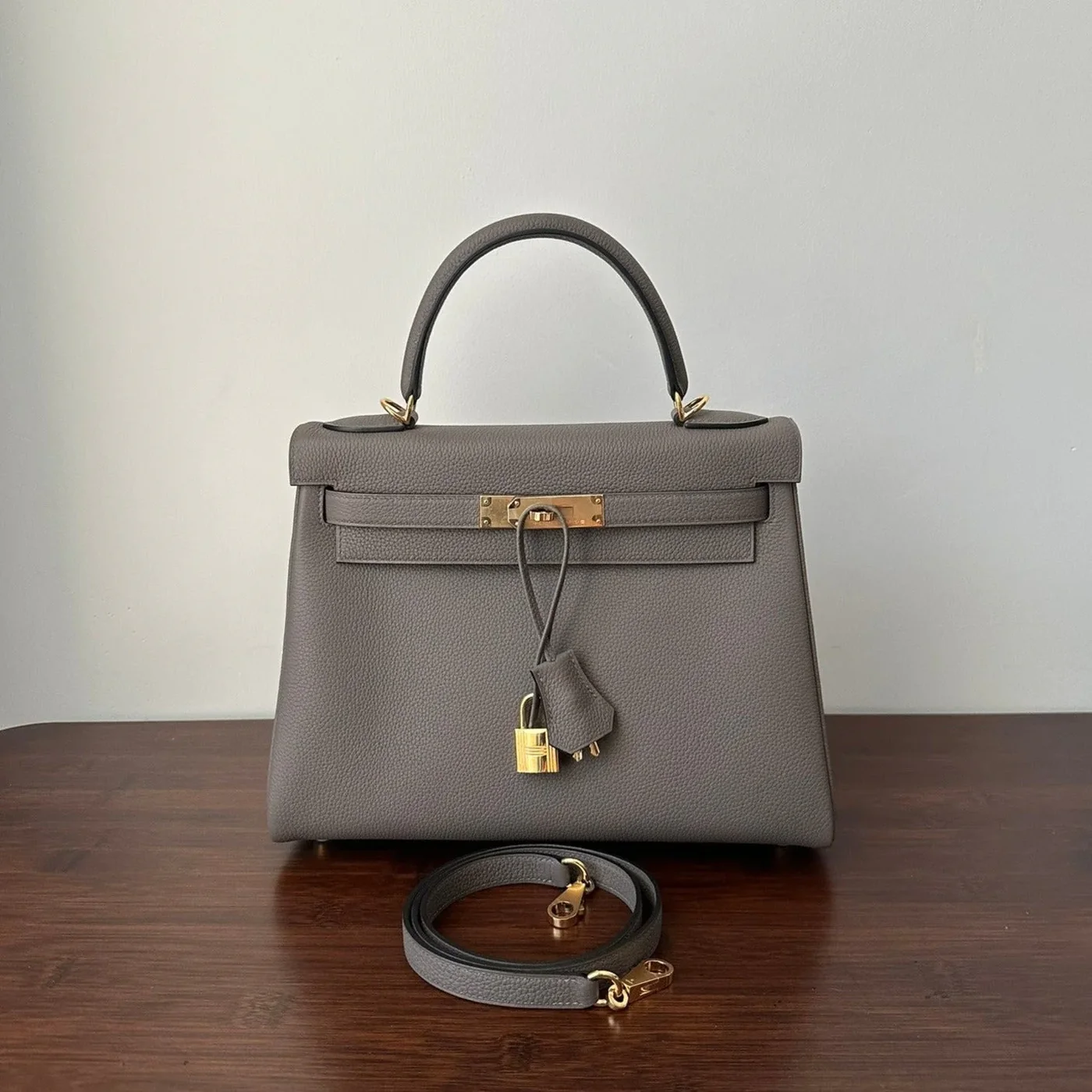 Hermès Kelly 28 cm Etain Togo Gold Hardware Bag product view 1