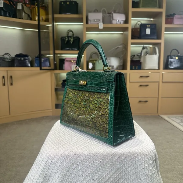 Hermès Kelly 25 cm Emerald Green Gold Hardware Bag product view 3