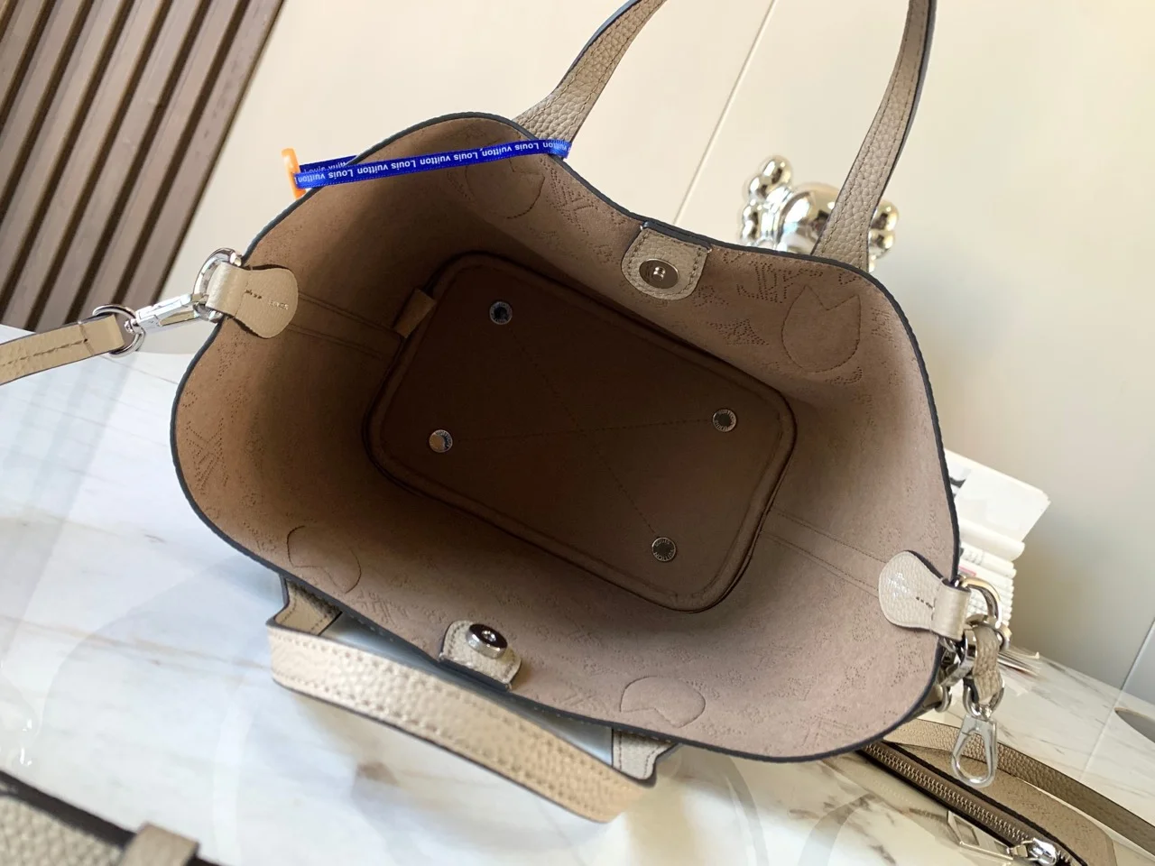 Louis Vuitton Blossom PM Mahina Handbags 20x20x12.5 cm product view 6