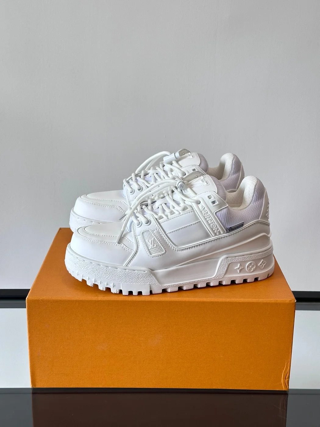 Louis Vuitton Men White Leather Sneakers product view 2
