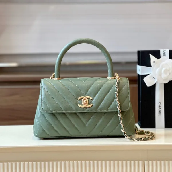 Chanel Coco Handag V-Shaped Pattern With Lock Gold 25 cm Bag product view 1