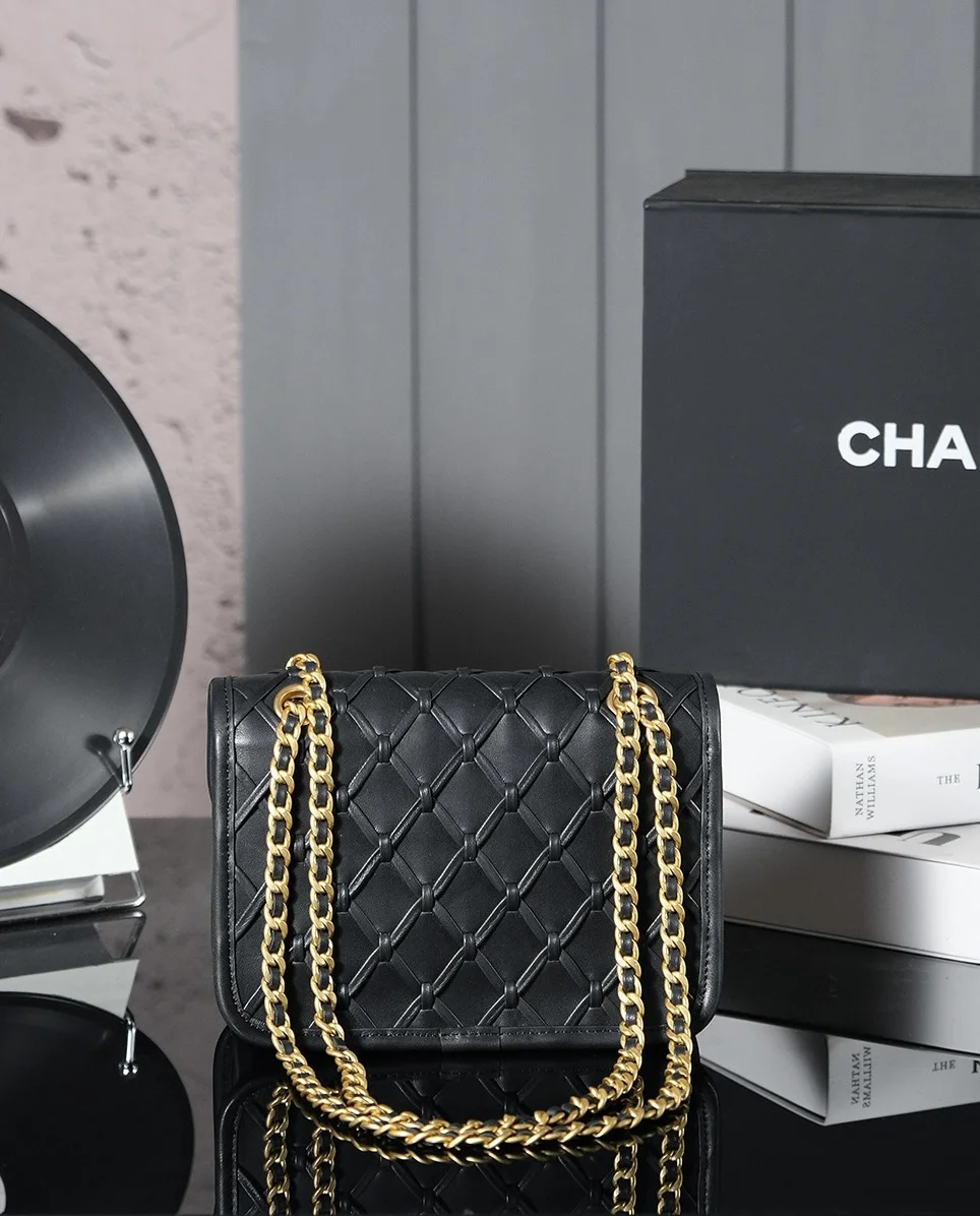 Chanel 25C Flap Bag 19 cm Black Quilted Lambskin product view 3