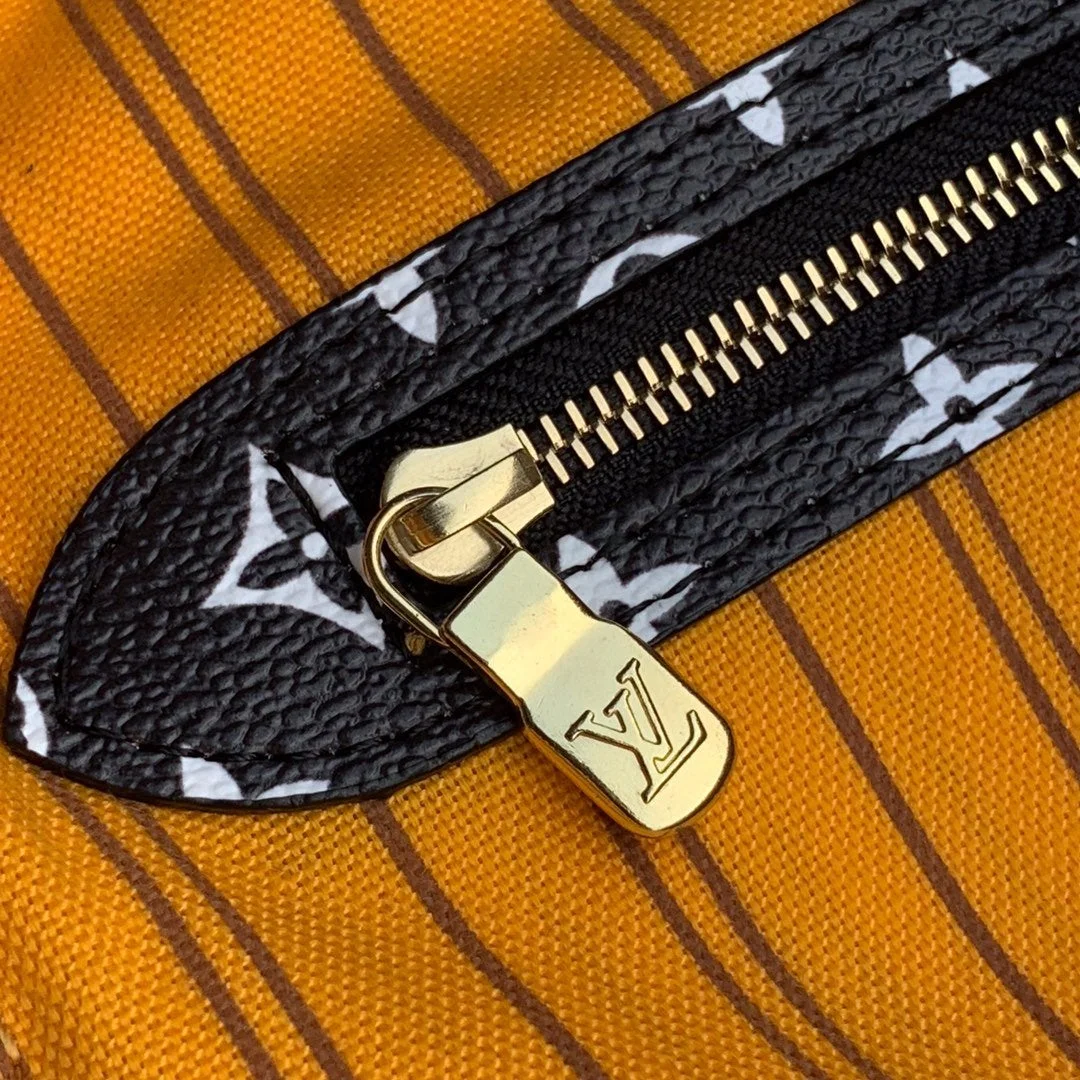 Louis Vuitton Neverfull MM 32 Noir Monogram Bag product view 7