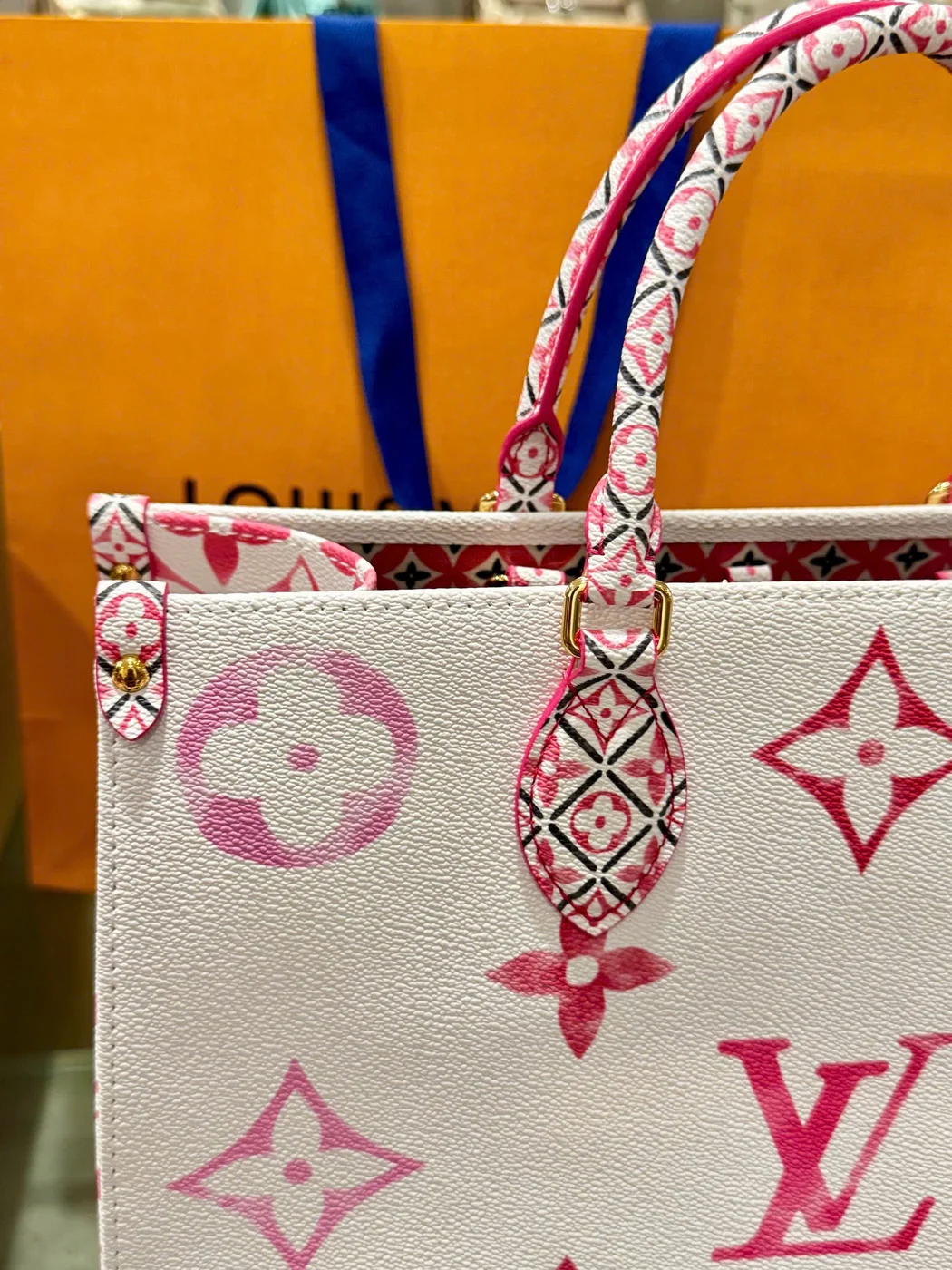 Louis Vuitton Onthego Monogram Pattern 35 cm Bag product view 2