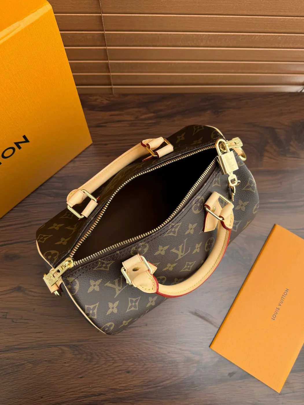 Louis Vuitton Speedy 25 Bandouliere Brown Bag product view 3
