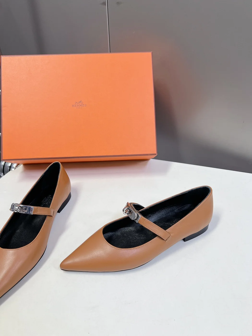 Hermès Women Tan Leather Pointed Toe Flats product view 4