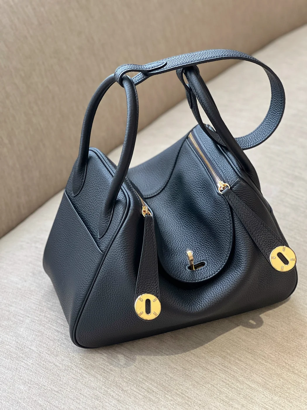 Hermès Lindy 26 Black Gold Hardware Bag product view 6