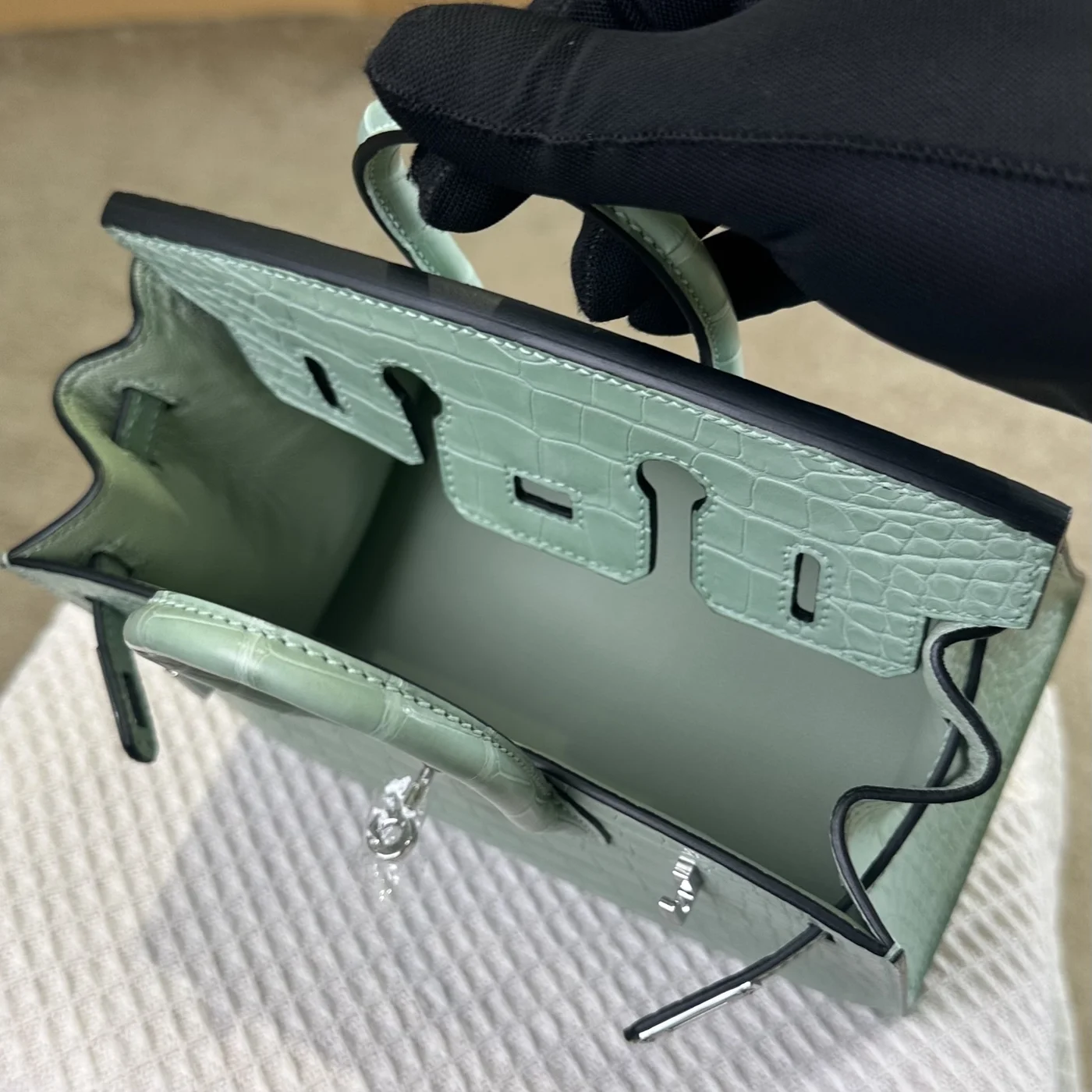 Hermès Birkin 20 cm Mint Green Crocodile Leather Silver Hardware Bag product view 5