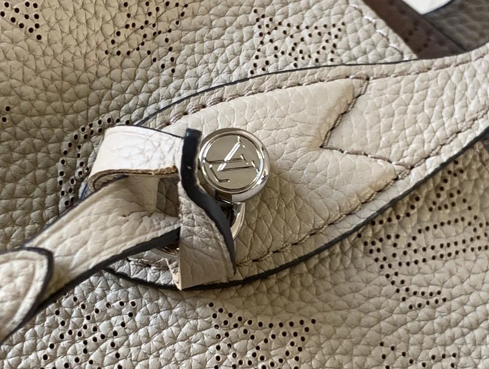 Louis Vuitton Blossom PM Mahina Handbags 20x20x12.5 cm product view 4