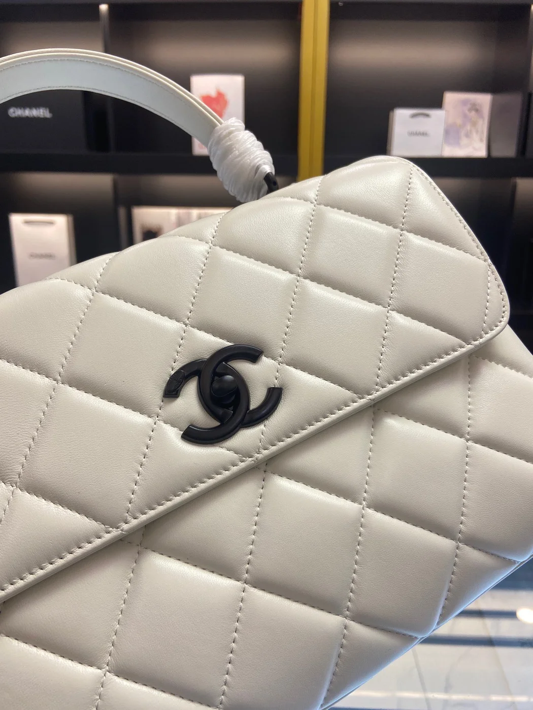 Chanel Trendy White Smooth Leather With Lock Black Handbags 25 cm product view 6