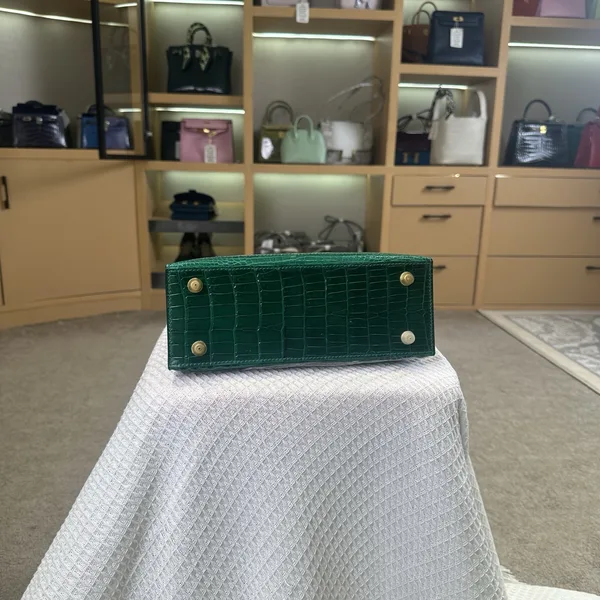 Hermès Kelly 25 cm Emerald Green Gold Hardware Bag product view 4