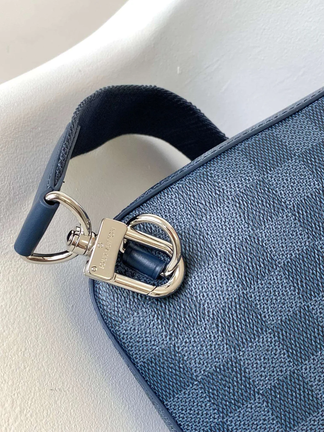 Louis Vuitton Avenue Men’s Handbag Checkerboard Pattern 20x31x7cm product view 3