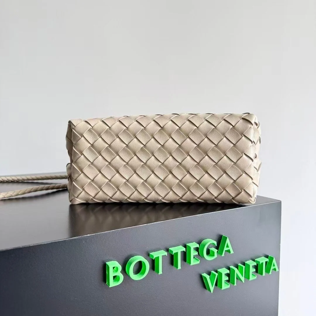 Bottega Veneta Small Andiamo top handle bag i product view 2