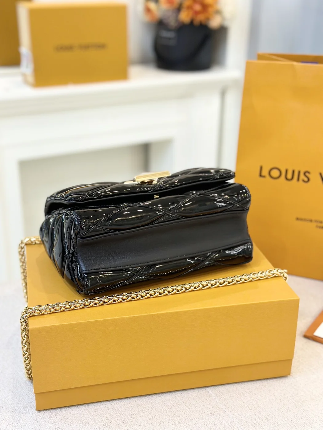Louis Vuitton Twist Women’s Handbag Glossy Black 23 cm product view 3
