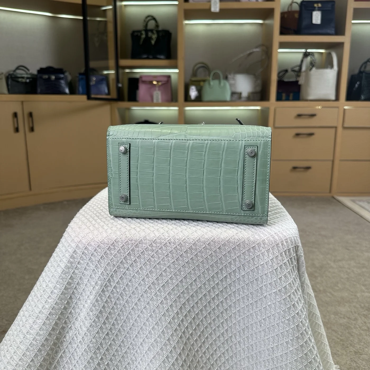 Hermès Birkin 20 cm Mint Green Crocodile Leather Silver Hardware Bag product view 4