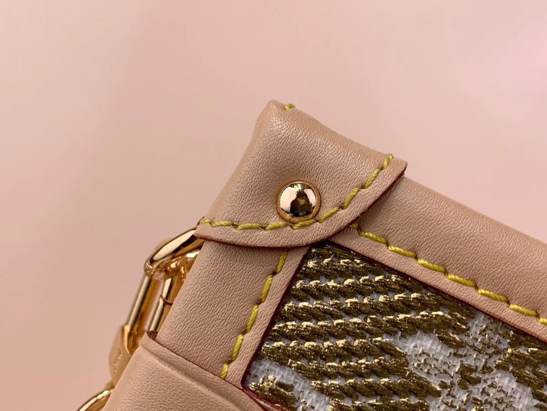 Louis Vuitton Petite Box Shape Lock Plated Gold Handbags 20×12.5x5cm product view 3