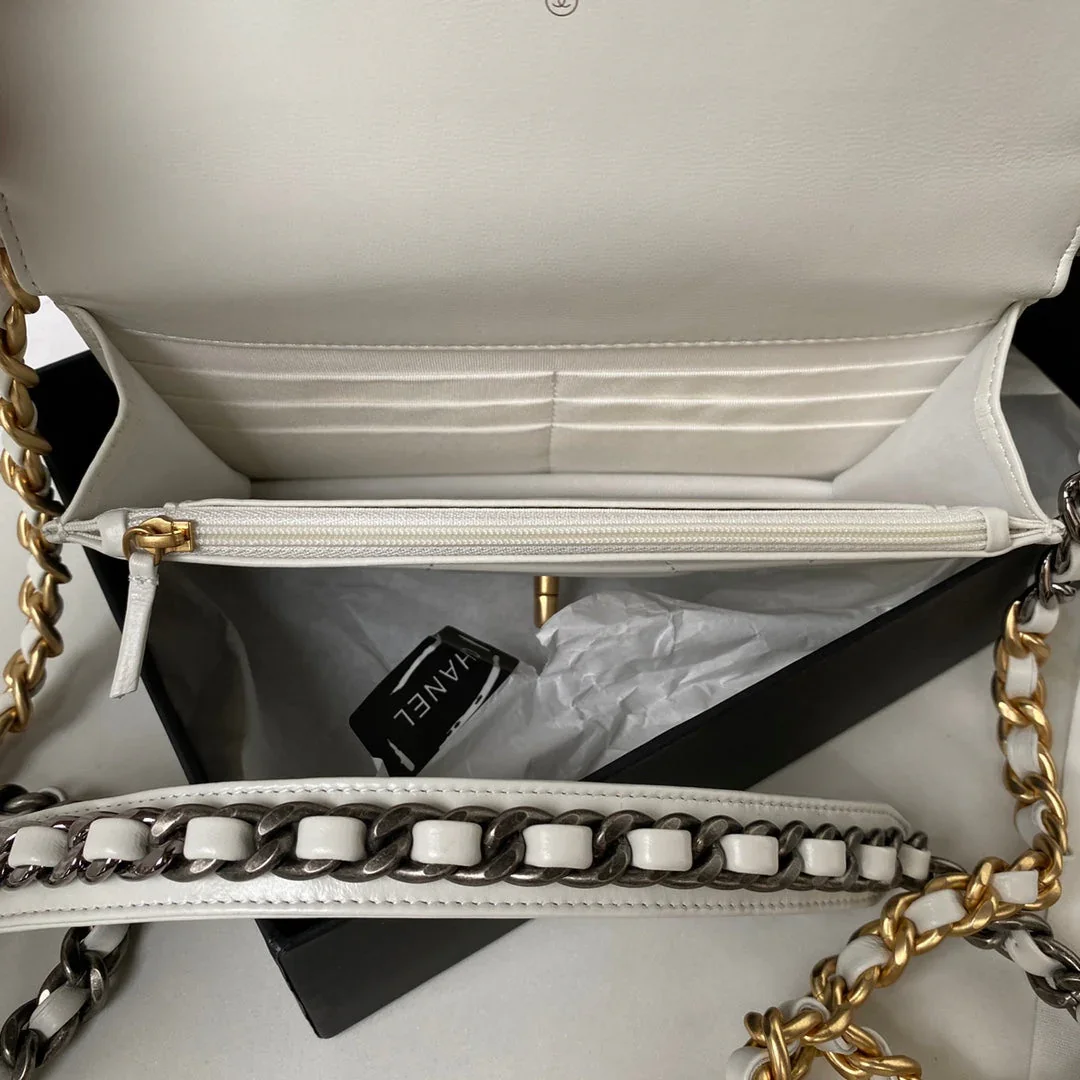 Chanel 19 Woc 19 cm White Lambskin Gold Bag product view 8