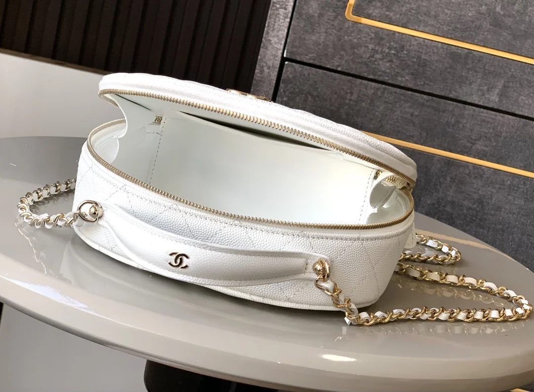 Chanel Matelasse Shoulder Bag product view 4