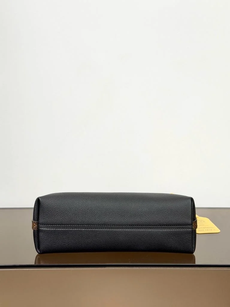 Louis Vuitton Multipass in black Bag product view 4