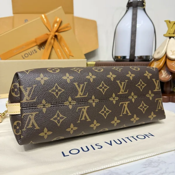 Louis Vuitton Multipass handbag in Monogram canvas product view 4