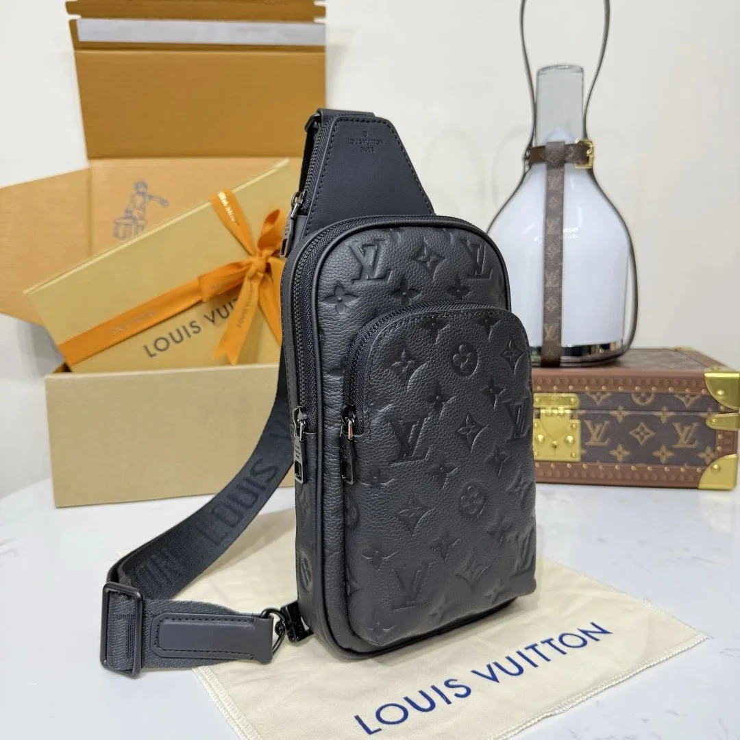 Louis Vuitton Avenue pm Crossbody bag in Taurillion Monogram product view 9