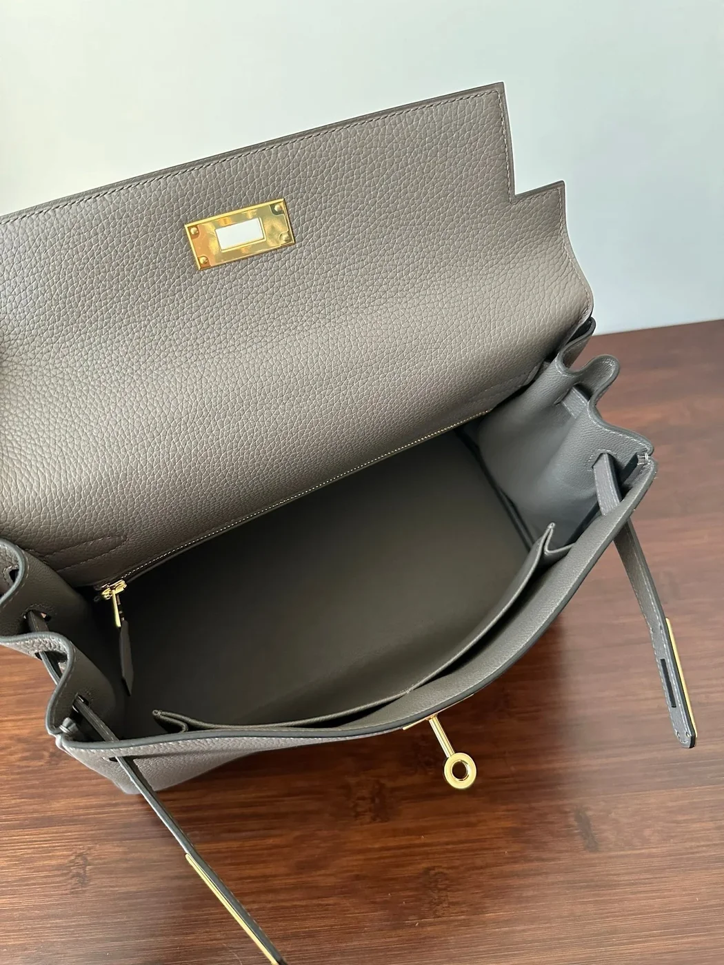 Hermès Kelly 28 cm Etain Togo Gold Hardware Bag product view 9